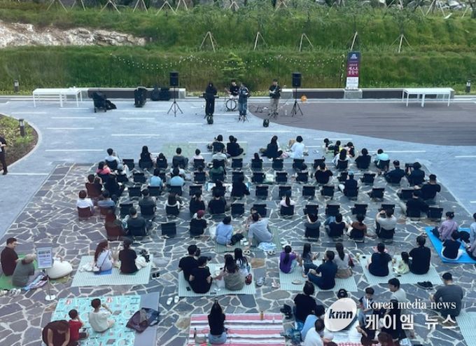 모담도서관 야외 공연 모습