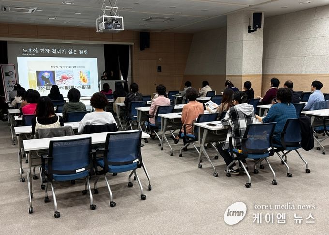 17일 하남시 미사보건센터에서 열린 ‘실버벨 선생님 양성교육’에서 참가자들이 어르신 치매 예방을 위한 인지활동 프로그램에 대한 설명을 듣고 있다.