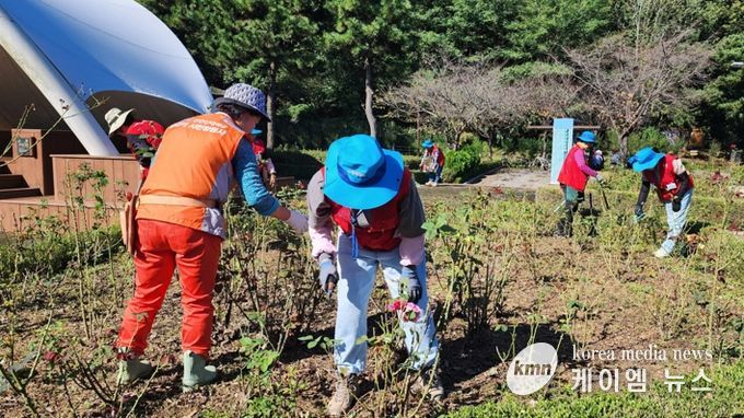 옥구공원, 정원사의 손길로 ‘활짝’ 피어나다
