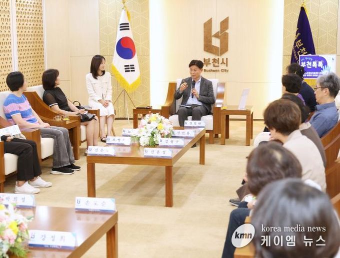조용익 부천시장이 한 참여자의 질문에 답변하고 있다.
