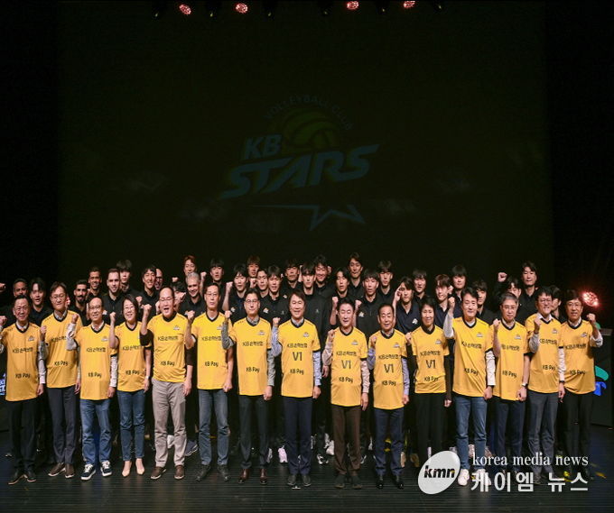 김동근 시장이 10월 18일 KB손해보험 스타즈 배구단의 2025-26 V리그 출정식에서 참석자들과 기념사진을 찍고 있다.