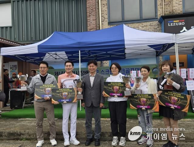 조용익 부천시장이 상위입상자들과 기념촬영을 하고 있다.
