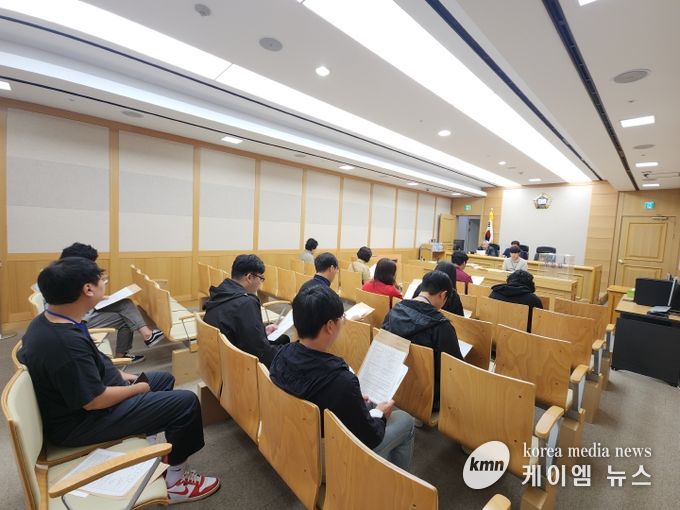 공주시 청년도전지원사업 청년들이 경매 법정에 참관하여 부동산 경매 입찰과정에 대한 설명을 듣고 있다.