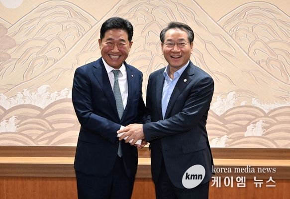 유정복시장이 박종범 세계한인경제무역협회 회장을 만나(25.7.25) 10월 개최되는 세계한인인경제인대회 추진 상황을 점검하고 있다