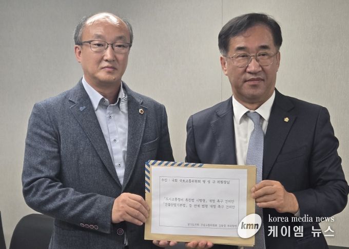 김동영 의원, 국회 국토교통위원회 맹성규 위원장 만나 ‘건설교통 현안 해결 건의안’ 전달