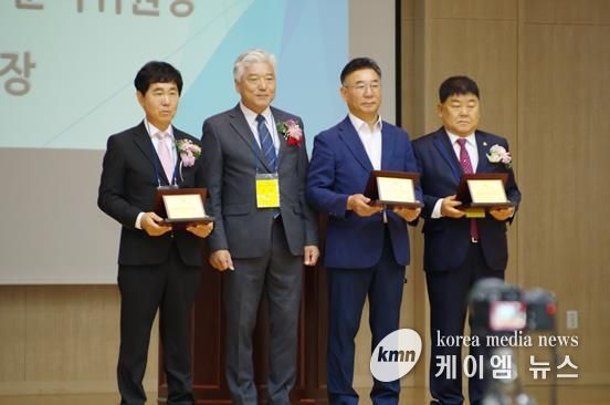 제물포고 부설 방송통신고 개교 50주년 감사패를 수상한 박창호 의원(우측 첫 번째)