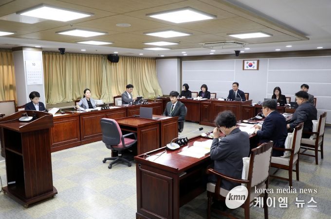 수원특례시의회 환경안전위원회 안건 심사