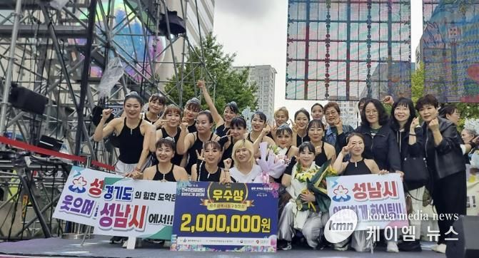 성남시 중원구 은행2동 에어로빅팀(댄싱덕)이 ‘제16회 전국 주민자치 문화경연대회(10.19)’에서 우수상을 받아 기념 사진을 찍고 있다