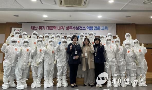 안산시 상록수보건소 직원들이 재난역량강화교육으로 Level D 보호구의 안전한 착·탈의 실습을 진행하고 있다.