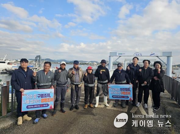안산시와 경기도, 수협 등 관계기관 관계자들이 구명조끼 착용 홍보를 진행하고 기념촬영을 하고 있다