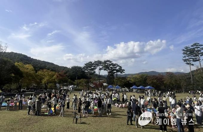 용인특례시는 유아숲 특별 프로그램인 '꼬마마법사의 단풍숲 놀이터' 행사를 개최했다