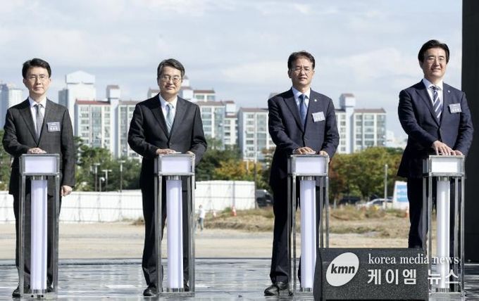 킨텍스 제3전시장 착공식에서 착공 퍼포먼스중인 내빈들