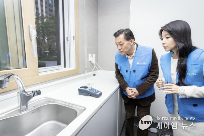 이재준 시장과 수원시 수돗물 홍보대사인 리포터 이단비씨가 탁도계로 수돗물 탁도를 측정하고 있다.