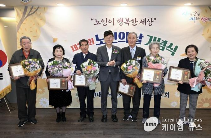 이민근 안산시장(오른쪽 네번째)이 단원구노인지회에서 열린 ‘제29회 노인의 날 기념식’에서 모범 어르신 표창 수상자들과 함께 기념촬영을 하고 있다.