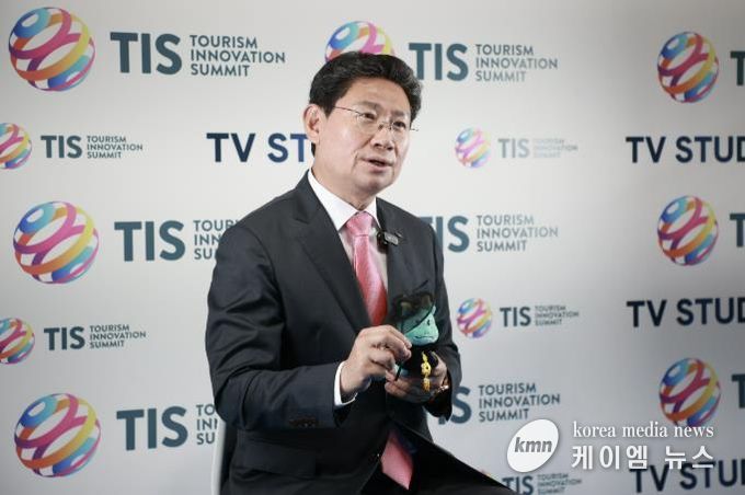 23일 스페인 세비야 피베스(FIBES)에서 열린 TIS 2025에 참석한 이상일 시장이 인터뷰를 하고 있다
