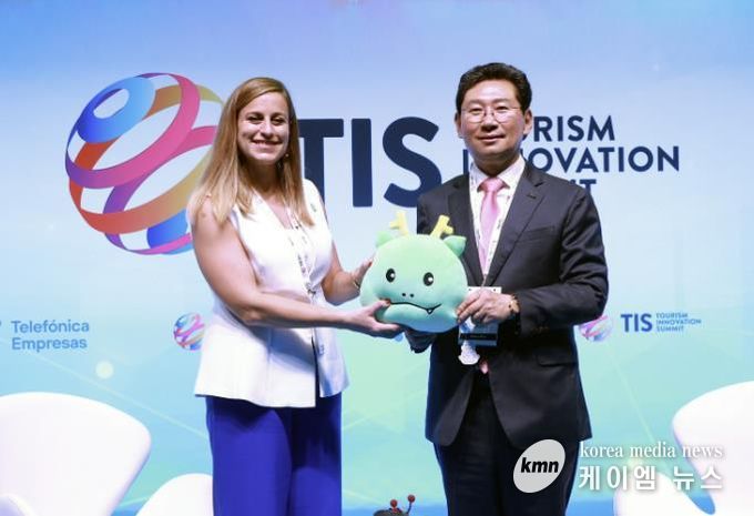 스페인 세비야 피베스(FIBES)에서 열린 TIS 2025에 참석한 이상일 시장이 세션 종료 후 진행자에게 조아용 인형을 전달하고 있다