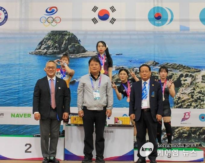 수상대에서 금메달을 걸고 선수들과 기념사진 찍는 신재경 선수(수상대 왼쪽 2번째)