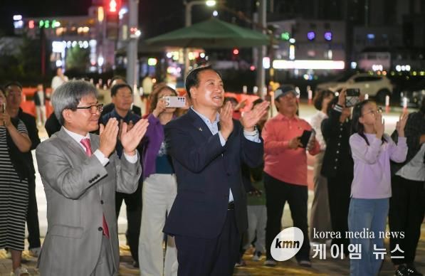 이권재 오산시장이 10월16일 신동아2차아파트 점등식에 참석한 모습
