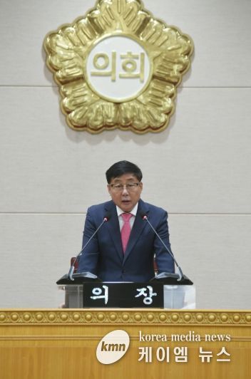 윤창철 의장이 제381회 임시회 제5차 본회의를 주재하고 있다.