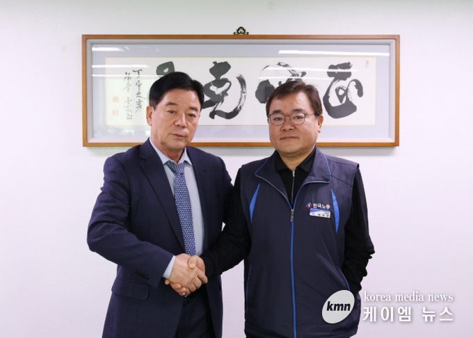 공사 이희석 사장(왼쪽)과 노동조합 이정만 위원장(오른쪽)이 기념 촬영을 하고 있다.