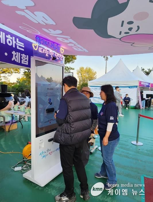 지난 25일 '안산페스타 2025'에 참여한 한 시민이 행사장에서 운영중인 나눔 키오스크를 이용, 기부에 참여하고 있다.