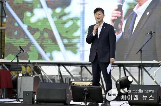 이민근 안산시장이 지난 25일 안산문화광장에서 개최된 ‘제1회 안산시동아리연합축제’에서 인사 발언을 하고 있다.