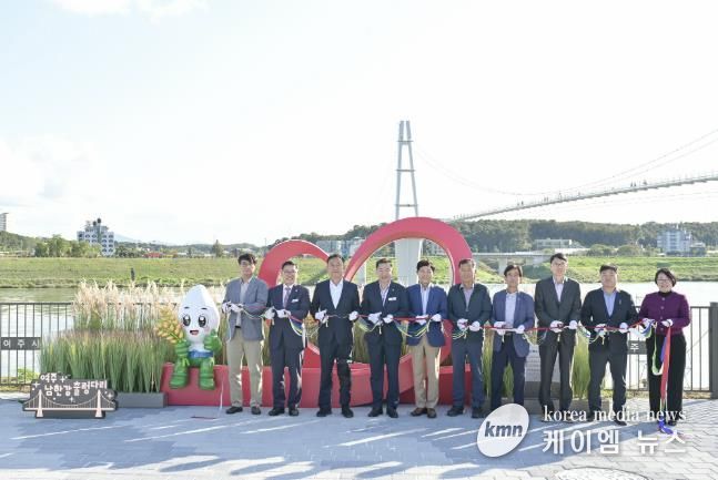 여주시, '여주쌀 사랑 포토존' 설치 기념 테이프 컷팅식 개최