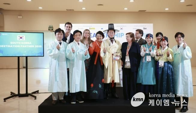 22일 세비야 피베스에서 이상일 시장과 시 대표단이 한복을 입고 기념사진을 촬영하고 있다