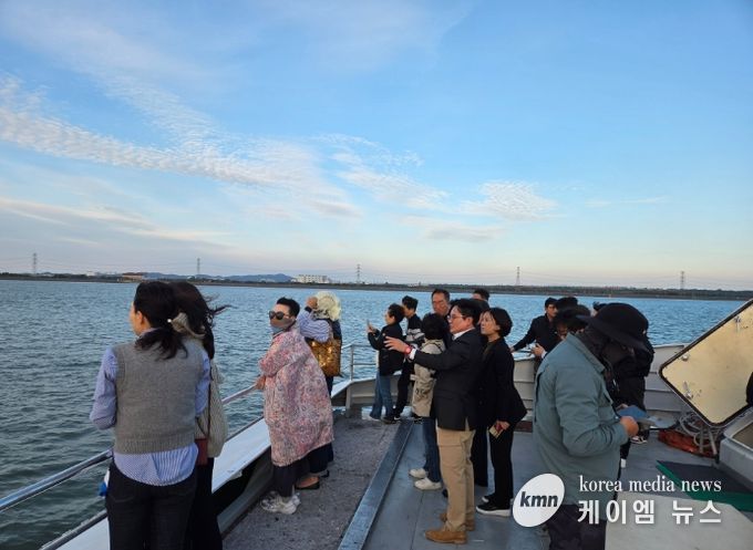 김포시가 한국전쟁 이후 70년만에 김포여객터미널에서 대명항까지 김포 바다의 물길을 열고 김포 바다의 새로운 시대를 선언했다.