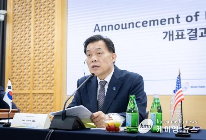 WTA 제7대 회장으로 선출된 이재준 수원시장이 총회에서 발언하고 있다.