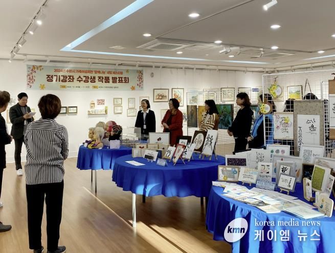 수원도시공사가 운영하는 수원시가족여성회관이 오는 29일부터 다음 달 7일까지 2025년도 ‘행복 나눔’ 수강생 강좌 발표회를 연다. 사진은 지난해 전시모습. (사진=수원도시공사 제공)