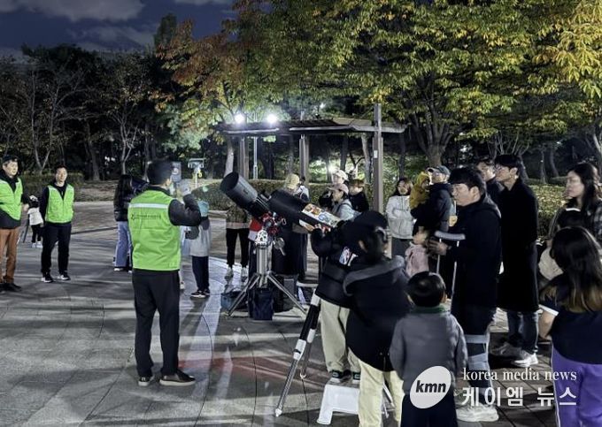 수원시 장안구 정자1동 주민자치회, '달보기 별보기' 행사 개최