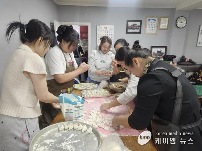 다문화이주여성협회 '정만천하' 수원시 장안구 정자2동 경로당서 사랑의 점심 봉사