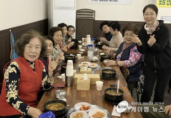 수원시 영통구 매탄2동 '한가네 대박고깃집' 경로당 어르신들께 따뜻한 점심 대접