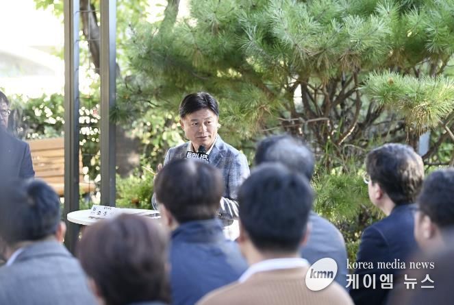 조용익 부천시장이 27일, 고라개공원에서 열린 ‘틈만나면, 현장속으로’ 에서 레미콘 공장 일대 환경오염 최소화를 위해 주민 및 업체 관계자와 의견을 나누고 있다.