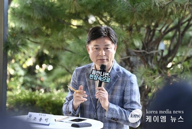 조용익 부천시장이 27일, 고라개공원에서 열린 ‘틈만나면, 현장속으로’ 에서 레미콘 공장 일대 환경오염 최소화를 위해 주민 및 업체 관계자와 의견을 나누고 있다.