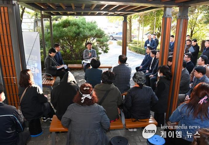조용익 부천시장이 27일, 고라개공원에서 열린 ‘틈만나면, 현장속으로’ 에서 레미콘 공장 일대 환경오염 최소화를 위해 주민 및 업체 관계자와 의견을 나누고 있다