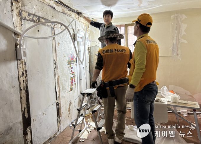 주엽동성당 라파엘천사단의 도배 봉사활동