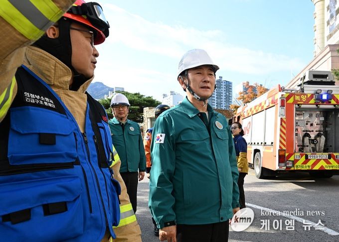 김동근 시장이 10월 28일 ‘2025년 재난대응 안전한국훈련’ 현장을 살펴보고 있다.