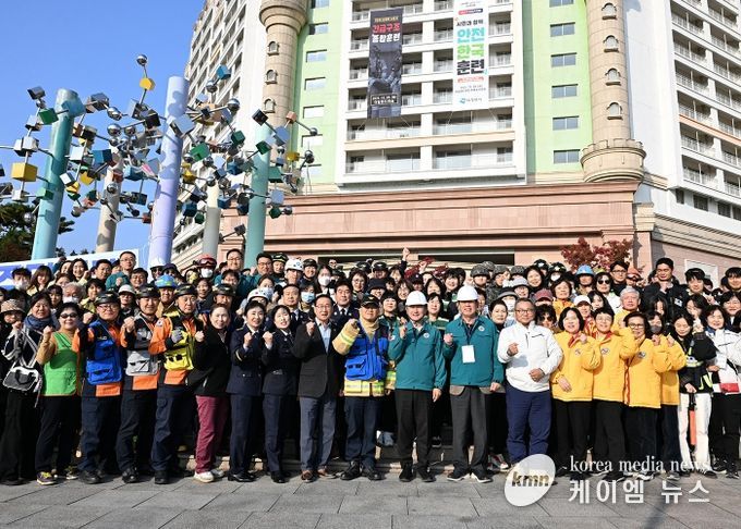 김동근 시장이 10월 28일 ‘2025년 재난대응 안전한국훈련’ 참여자들과 함께 기념사진을 찍고 있다.