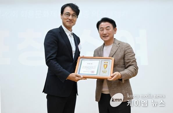 김동근 시장이 10월 28일 ‘제40회 회룡문화제 성과공유회’에서 ‘태조‧태종 의정부행차’에 참여했던 배우 정의갑 씨에게 표창장을 수여한 뒤 함께 기념사진을 찍고 있다.