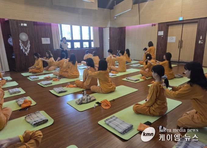 ‘2025년 하반기 민원담당공무원 힐링 워크숍’에서 진행된 아로마 테라피