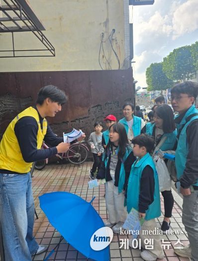 지난 25일 ‘수원화성 볼런투어’에 참여한 안성시가족봉사단이 김세환 집터 앞에서 자원봉사의 역사퀴즈를 듣고 있다.