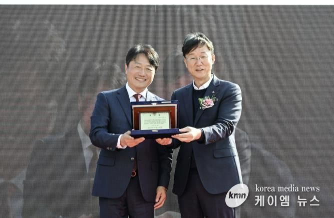 이민근 안산시장(오른쪽)이 윤동열 안산대학교 총장(왼쪽)으로부터 감사패를 전달받고 함께 기념촬영을 하고 있다.