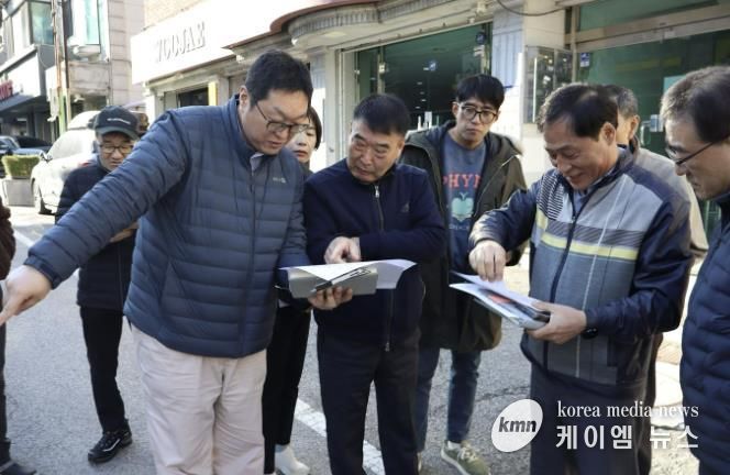 황인섭 동안구청장이 28일 귀인동 학원가 먹자골목 포트홀 현장을 점검했다.