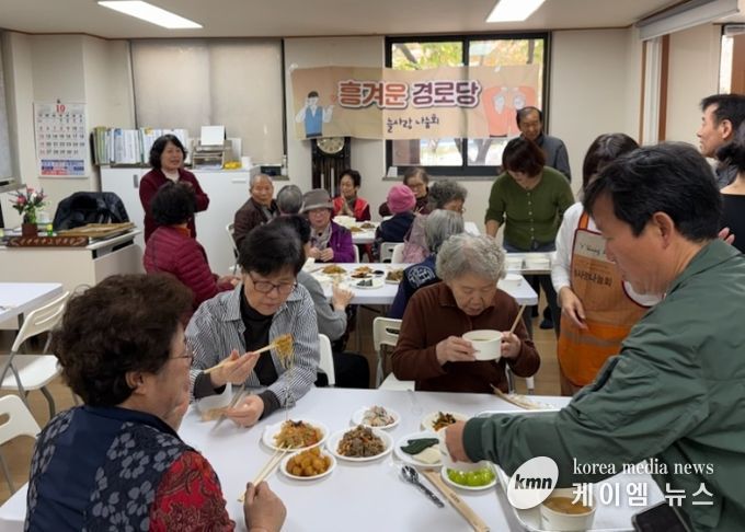 수원시 영통구 늘사랑나눔회, 영통3동‘흥겨운 경로당’어르신들 식사 대접