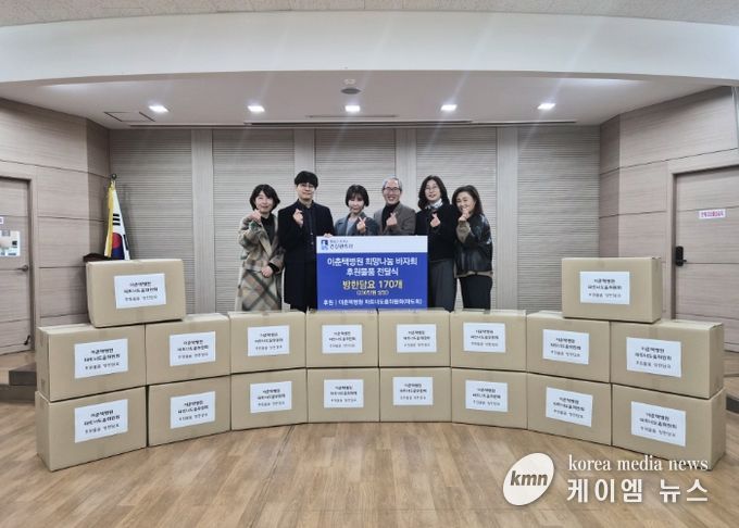 이춘택병원 파트너도움위원회 회장을 비롯한 관계자들이 팔달구보건소에 후원물품을 전달하고 있다.