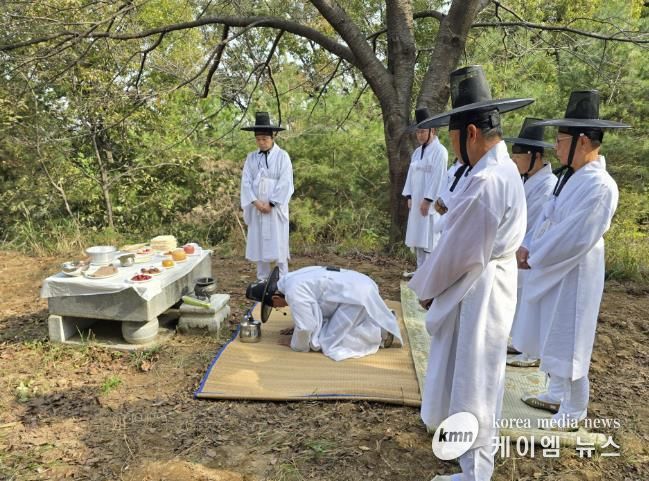 팔곡당산 산신당에서 시의 안녕과 평안을 기원하는 ‘팔곡당산 산신제’를 진행하고 있다.