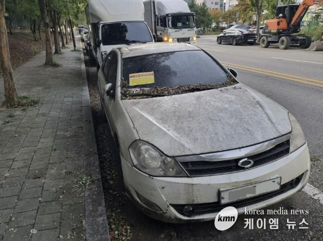 도로에 무단으로 방치된 차량