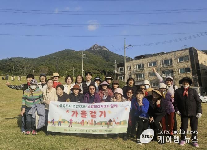 상록수보건소 수암보건지소에서 안산동 주민을 대상으로 올바른 걷기 교육과 걷기 체험을 진행하고 있다.
